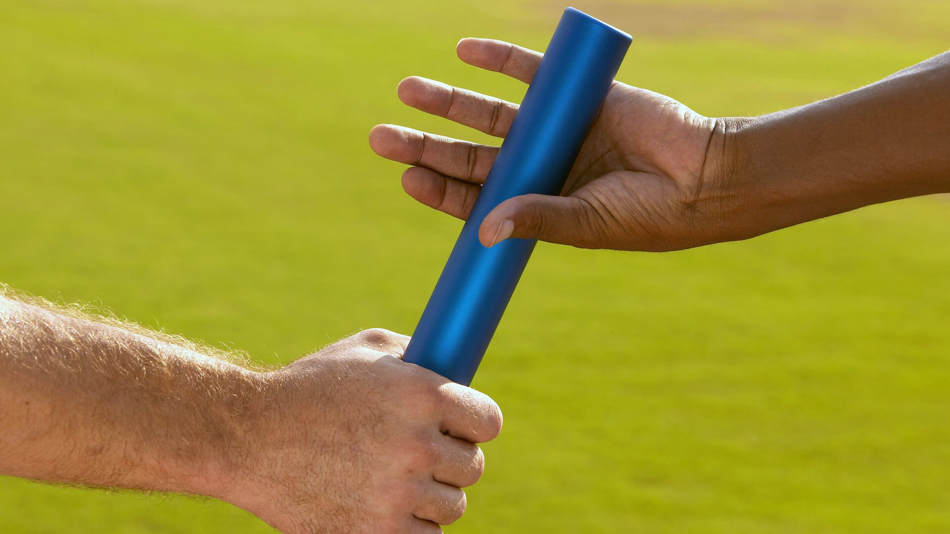 爱游戏app活动-球场内外：比赛精彩、悬念和球迷支持完美结合，球场内讧